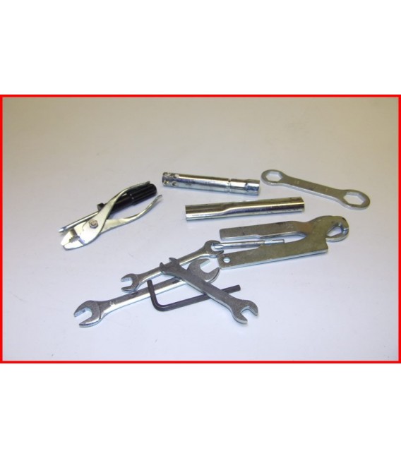 YAMAHA FZS 600 FAZER 1998-2003 TROUSSE A OUTILS - OCCASION