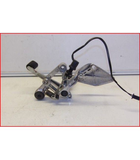 YAMAHA FZS 600 FAZER 1998-2001 PLATINE CALE PIED AV DROITE -OCCASION