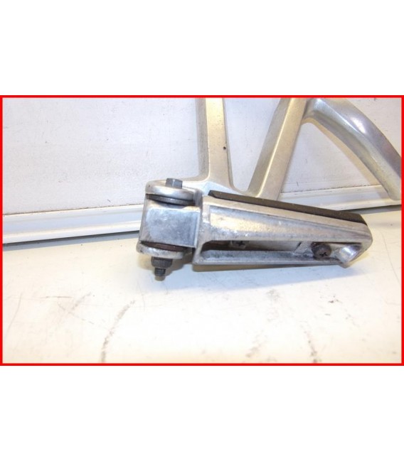 YAMAHA FZS 600 FAZER 2002-2003 PLATINE CALE PIED AR GAUCHE "griffures" -OCCASION