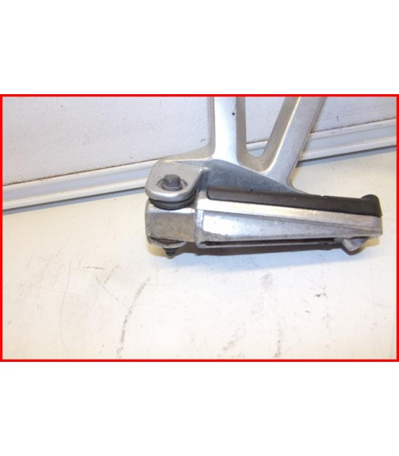 YAMAHA FZS 600 FAZER 2002-2003 PLATINE CALE PIED AR GAUCHE "griffures" -OCCASION