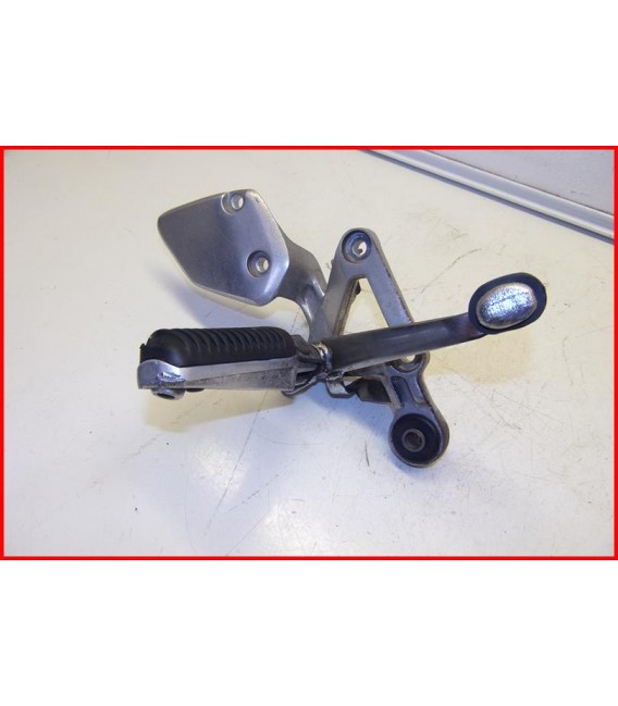 YAMAHA FZS 600 FAZER 2002-2003 PLATINE CALE PIED AV DROITE "griffures" -OCCASION