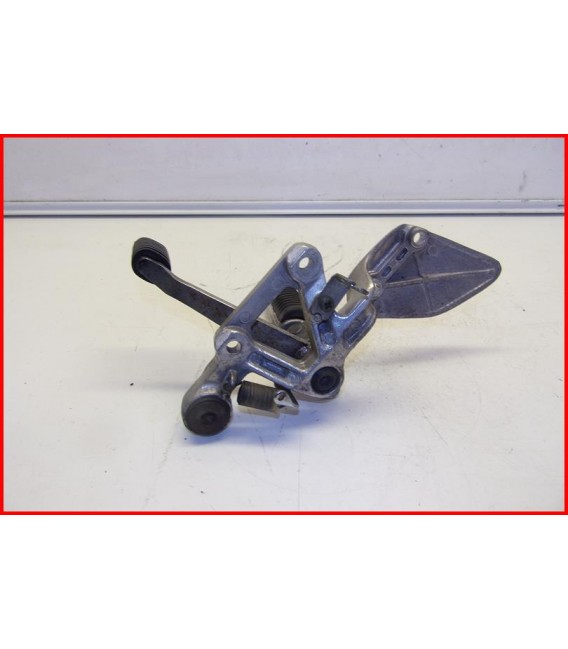 YAMAHA FZS 600 FAZER 2002-2003 PLATINE CALE PIED AV DROITE "griffures" -OCCASION